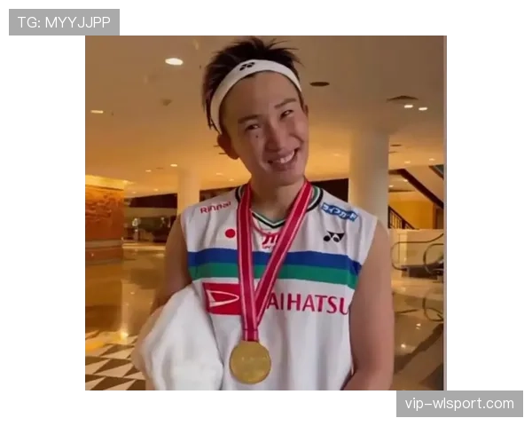 桃田贤斗训练完直接睡球场,这人是把命焊在羽毛球上了? 桃田贤斗训练完直接睡球场,这人是把命焊在羽毛球上了?